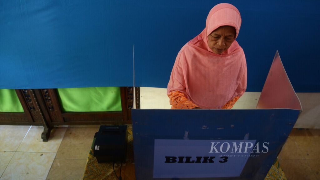 Warga menggunakan hak pilihnya dalam pemilihan kepala desa (pilkades) yang dilaksanakan dengan metode elektronik voting (e-voting) di Desa Gladagsari, Ampel, Boyolali, Jawa Tengah, Sabtu (29/6/2019). 