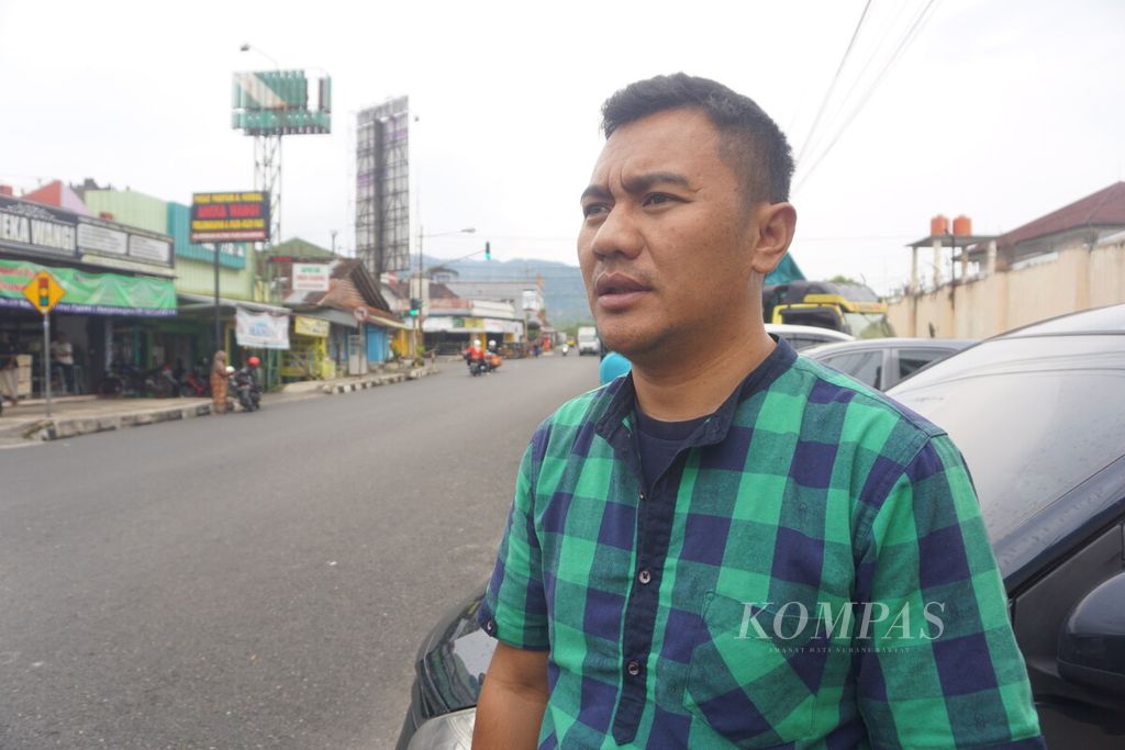 Nuanurohman (39), salah satu warga Wonosobo yang mendatangi Posko Pengaduan Orang Hilang untuk mencari ayah mertuanya di Banjarnegara, Jawa Tengah, Kamis (6/4/2023).