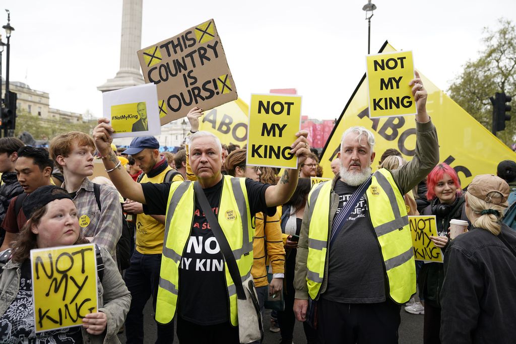 Para pengunjuk rasa anti-monarki berdemonstrasi di dekat rute prosesi penobatan Raja Inggris Charles III di London, Sabtu (6/5/2023). 