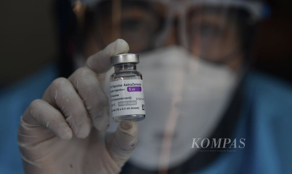 Vaksinator menunjukkan botol vaksin AstraZeneca yang digunakan untuk vaksinasi Covid-19 dalam layanan vaksinasi keliling di Pasar Taman Puring, Jakarta Selatan, Senin (9/8/2021). Pelaksanaan vaksinasi di Indonesia saat ini hanya melalui program pemerintah atau vaksin gotong royong dari perusahaan. 