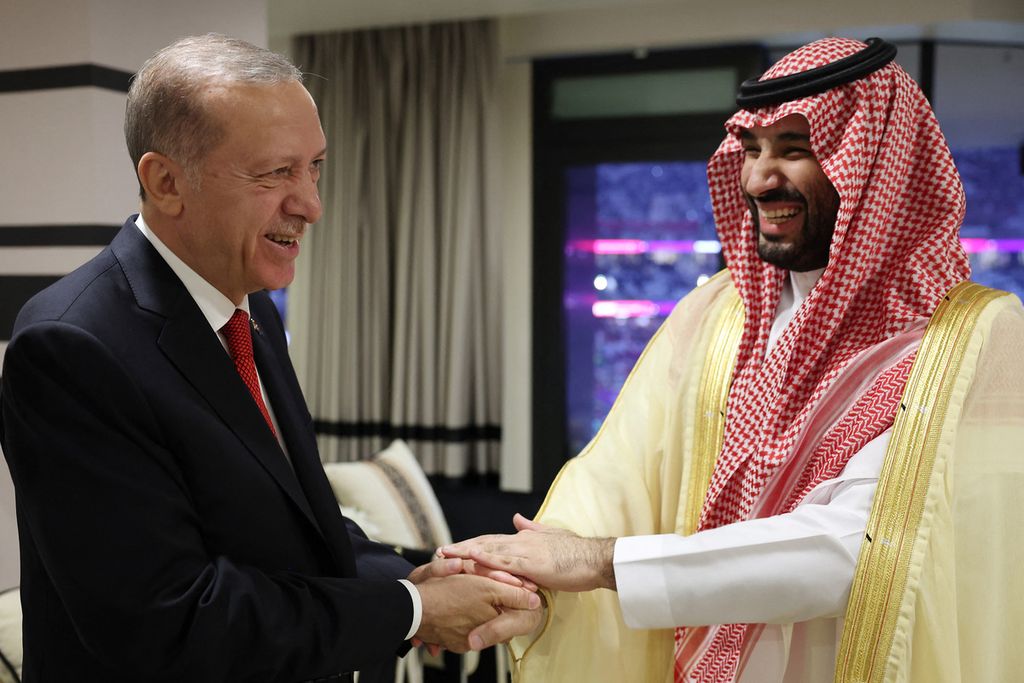 Presiden Turki Recep Tayyip Erdogan (kiri) berjabat tangan dengan Putra Mahkota Arab Saudi Pangeran Mohammed bin Salman al-Saud  keduanya bertemu pada upacara pembukaan Piala Dunia 2022 di Stadion Al-Bayt, Al Khor, utara Doha, Qatar, Minggu (20/11/2022). 