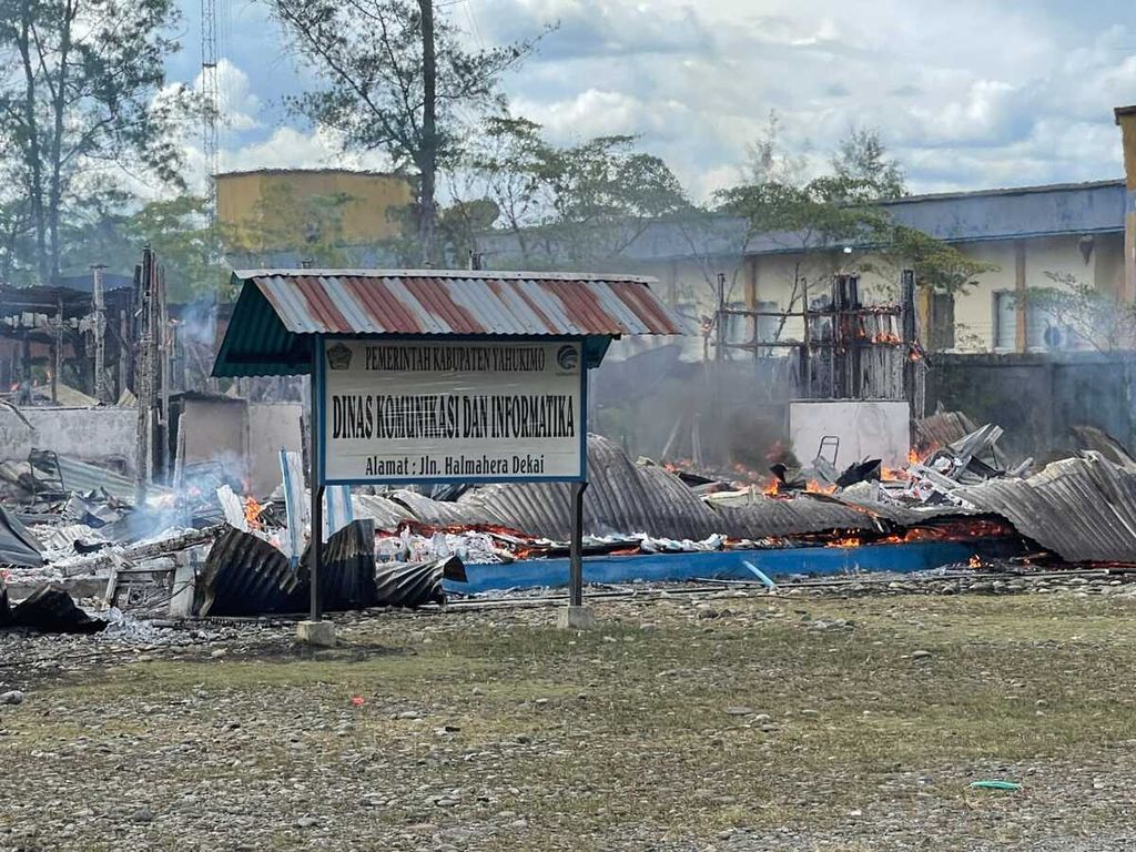 Aksi pembakaran Kantor Pemda Yahukimo oleh massa yang menolak pemekaran wilayah Papua di Distrik Deikai, Kabupaten Yahukimo, Selasa (15/3/2022).