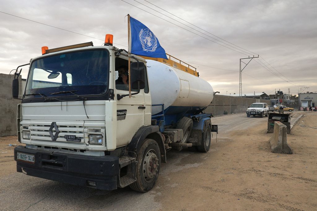 Truk tangki bahan bakar dengan bendera PBB menyeberangi Rafah di Jalur Gaza, 15 November 2023. 