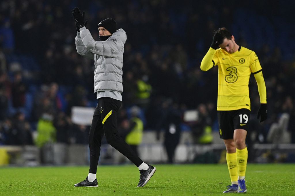 Gelandang Chelsea, Mason Mount (kanan), tidak bisa menyembunyikan kekecewaannya seusai laga Chelsea menghadapi Brighton & Hove Albion yang berakhir imbang 1-1 di Stadion Falmer, Rabu (19/1/2021) dini hari WIB. Sementara itu, Manajer Chelsea Thomas Tuchel (kiri) memberikan apresiasi atas dukungan pendukung Chelsea yang hadir di laga tandang itu.