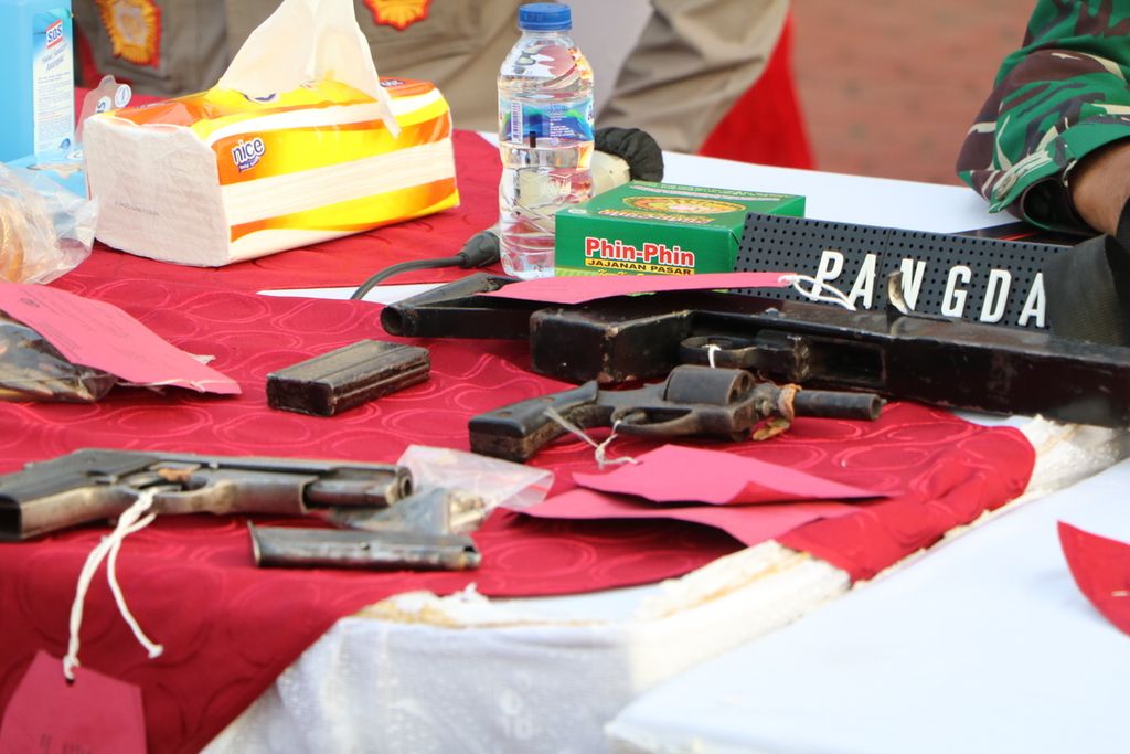 Petugas Kepolisian Daerah Sumatera Utara menunjukkan senjata api yang digunakan dalam perampokan 6,8 kilogram emas di Medan, Rabu (15/9/2021).