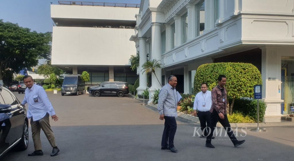 Gubernur Bank Indonesia Perry Warjiyo tiba di Kompleks Istana Kepresidenan, Jakarta, Senin (23/10/2023), untuk rapat terkait stabilitas sistem keuangan.