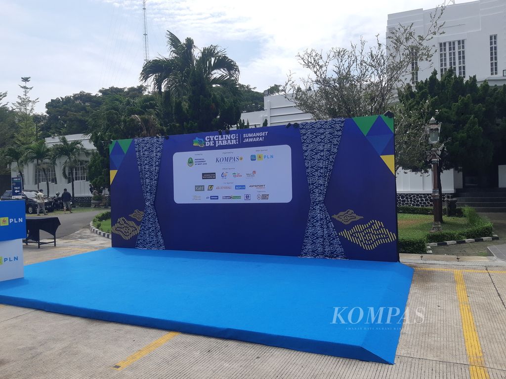 A mini stage for Cycling de Jabar was installed at the Cirebon City Hall in West Java on Friday (24/5/2024). Cycling de Jabar, a prestigious cycling race event in West Java, will be held on Saturday (25/4/2024) from Cirebon to Pangandaran.