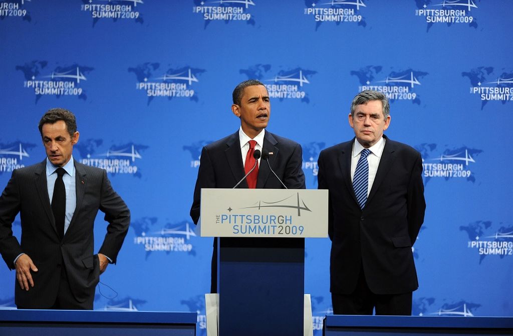 Presiden AS Barack Obama (tengah) berbicara disaksikan Presiden Perancis Sarkozy (kiri) dan PM Inggris Gordon Brown dalam jumpa pers di balai sidang Pittsburgh, Pennsylvania, AS, di sela-sela pertemuan puncak negara anggota Kelompok 20 (G-20), Jumat (25/9/2009). AS, Inggris, dan Perancis meminta IAEA melakukan inspeksi terhadap fasilitas nuklir Iran yang baru terungkap.