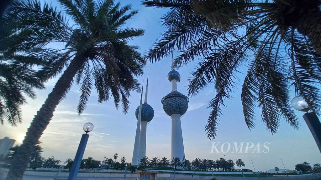 The Kuwait Tower stands magnificently, symbolizing the progress of Kuwait. The photo was taken on Sunday (4/6/2023) in Kuwait City.