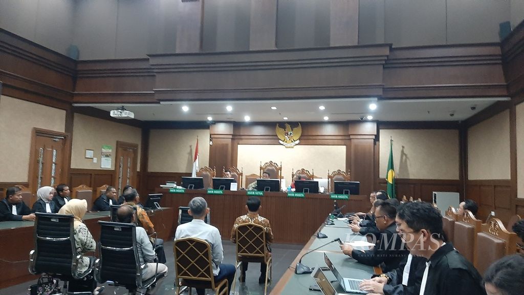 Hakim Ketua Rianto Adam Pontoh dengan didampingi Dennie Arsan Fatrika dan Ali Muhtarom sebagai anggota di Pengadilan Tindak Pidana Korupsi Jakarta, Senin (20/11/2023) malam, menunda persidangan pemeriksaan saksi terhadap terdakwa bekas Direktur Utama PT Garuda Indonesia Emirsyah Satar dan bekas Direktur Utama PT Mugi Rekso Abadi Soetikno Soedarjo.