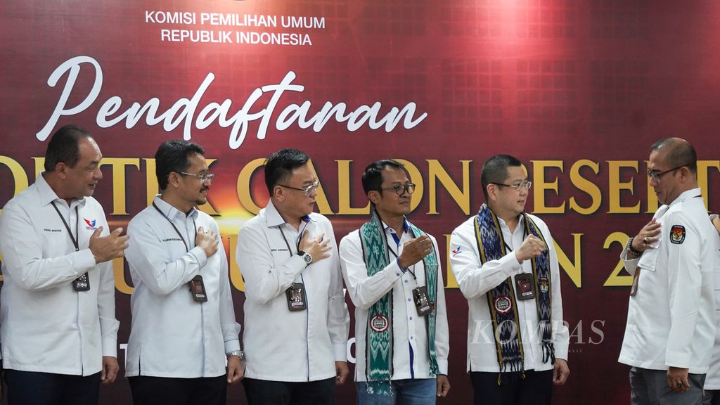 Suasana saat Ketua Komisi Pemilihan Umum (KPU) Pusat Hasyim Asyari (kanan) menerima Partai Perindo ketika mendaftarkan untuk keikutsertaan Pemilu 2024 di kantor KPU Pusat, Jakarta, Senin (1/8/2022). 