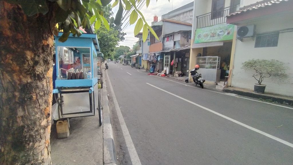 Kondisi trotoar di Jalan KH Abdullah Syafei, Tebet, Jakarta Selatan, Selasa (22/11/2022), yang ditempati PKL.