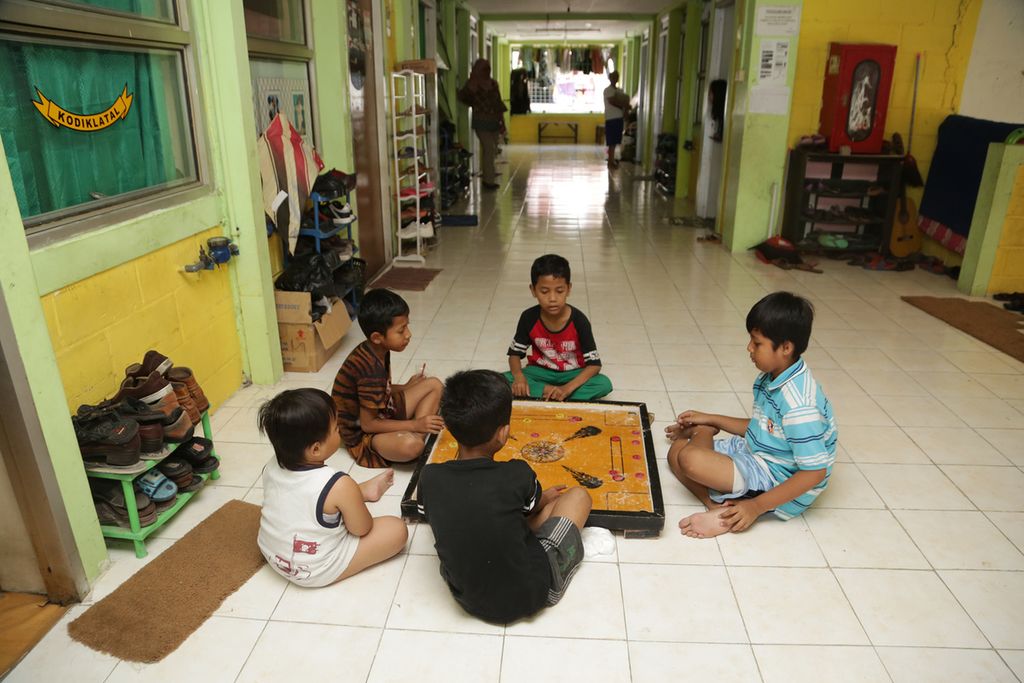Aktivitas anak-anak penghuni Rumah Susun Sederhana Sewa Wonorejo, Surabaya, Jawa Timur. 