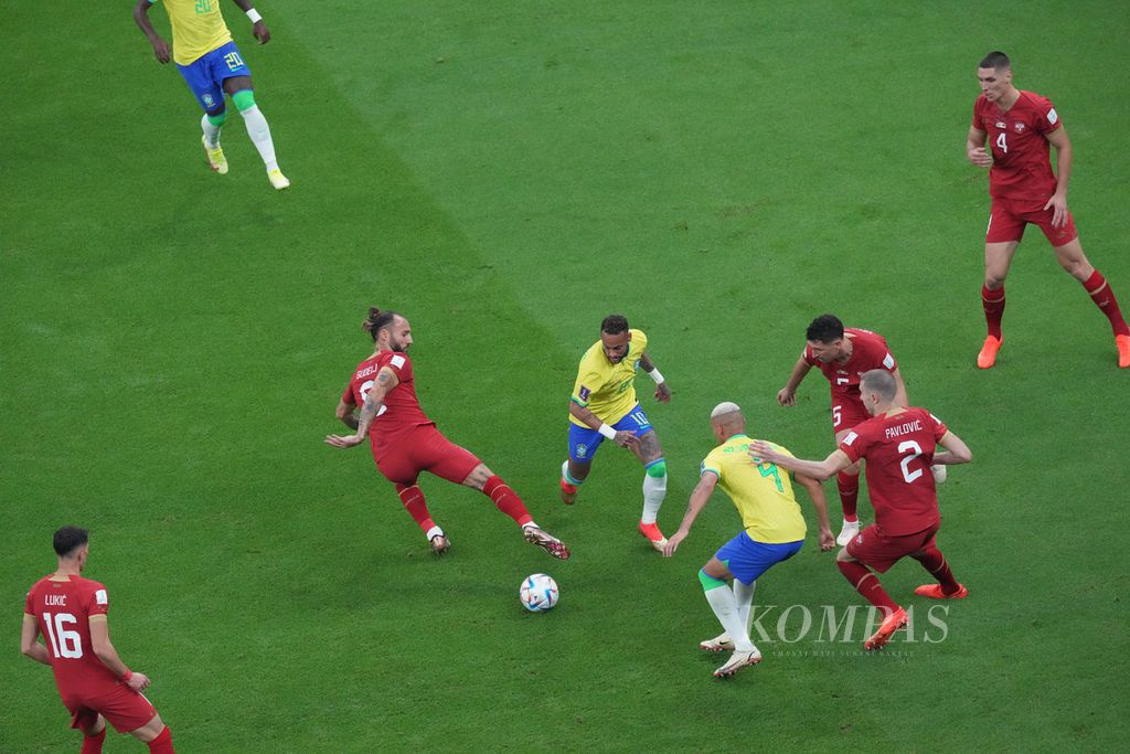 Brazil's Neymar Jr was confronted by Serbian players in the 2022 World Cup Group G phase at the Lusail Stadium, Qatar, Friday (11/24/2022) early morning WIB. Brazil won 2-0.
