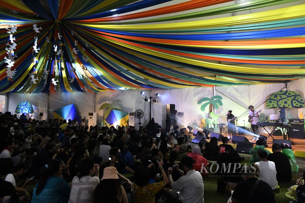 Duet penyanyi Endah N Rhesa tampil di tenda White Peacock dalam  hari pertama Joyland Festival 2022 yang berlangsung di Stadion Softball Gelora Bung Karno, Jakarta, Jumat (4/11/2022). 