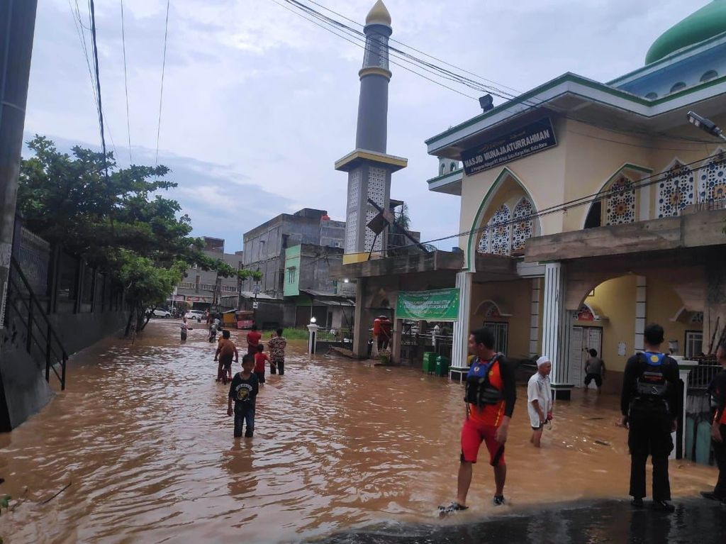 Banjir di kawasan Jelutung, Kota Jambi, Selasa (24/5/2022) sore. Banjir terjadi setelah hujan lebat melanda wilayah Jambi selama 2 jam.