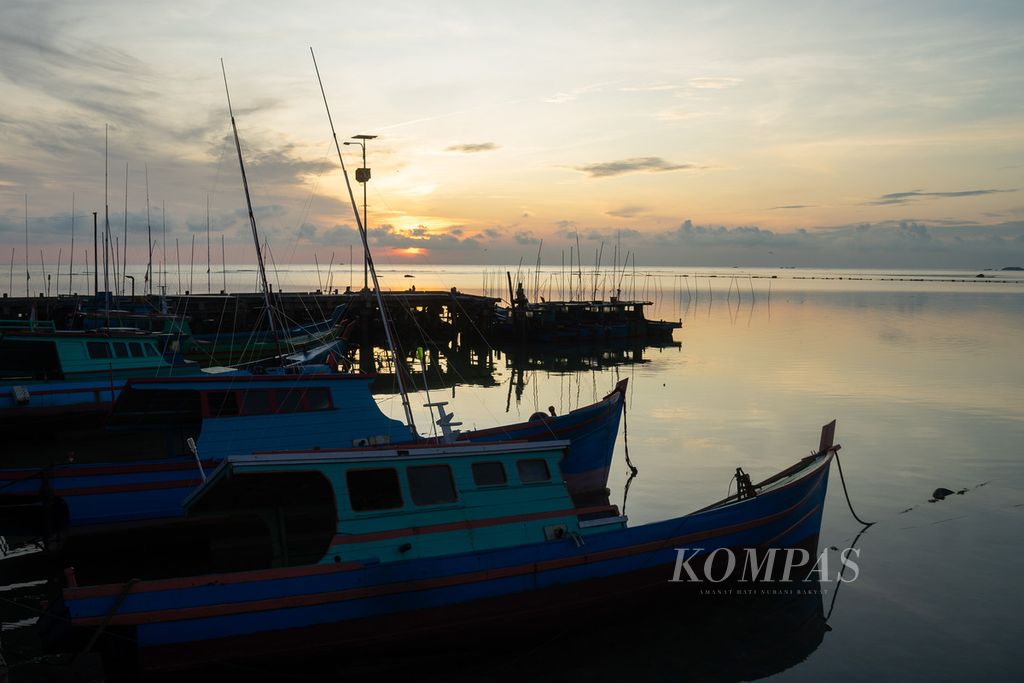 Kapal nelayan yang terbuat kayu, atau disebut juga pompong, berjejer di Pelabuhan Teluk Baruk, Desa Sepempang, Kecamatan Bunguran Timur, Kabupaten Natuna, Kepulauan Riau, Rabu (30/3/2022). 