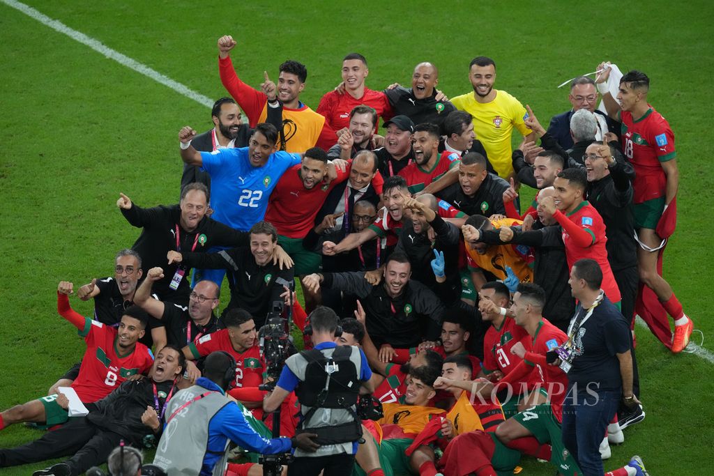 Para pemain Maroko merayakan kegembiraan setelah mengalahkan Portugal 1-0 di babak perempat final Piala Dunia 2022 di Stadion Al Thumama, Qatar, Sabtu (10/12/2022). 