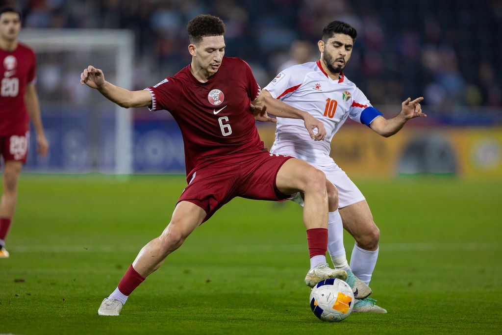 Midfielder and captain of Jordan, Wasee Al Riyalat (right), duels for the ball with Qatar player, Musthafa Mashal, in the Group A match of the 2024 AFC U-23 Cup on Thursday (18/4/2024) at the Jassim bin Hamad Stadium.