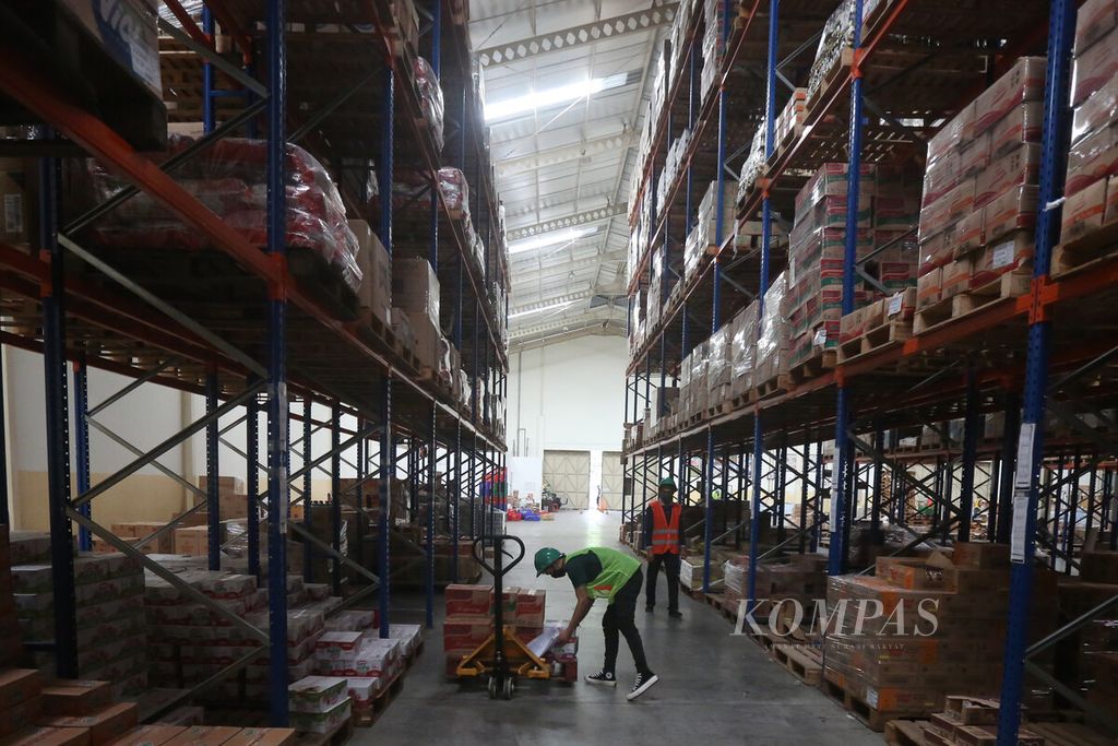 Karyawan mendata dan menyiapkan barang pesanan di gudang mitra Bukalapak di kawasan Pondok Ungu, Bekasi, Jawa Barat, Jumat (22/5/2020). 