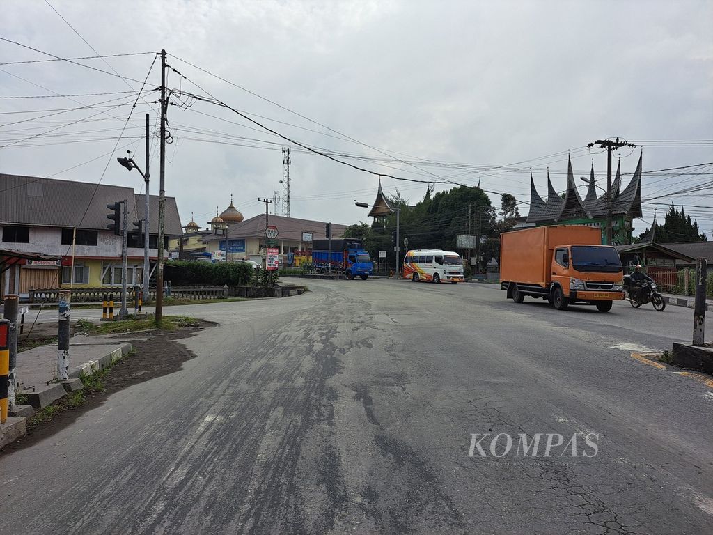Warga membersihkan halaman toko kelontongnya dari abu vulkanik di Kelurahan Pasar Usang, Kecamatan Padang Panjang Barat, Kota Padang Panjang, Sumatera Barat, Kamis (28/3/2024). 