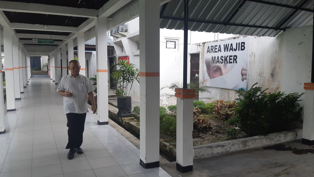 Seorang petugas kesehatan tidak megenakan masker di area wajib memakai masker di RSUD Doris Sylvanus, Palangkaraya, Kalimantan Tengah, Rabu (4/3/2020).