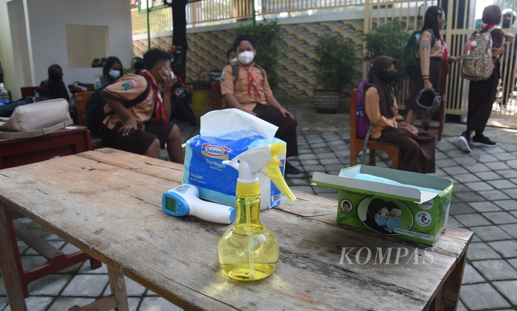 Siswa menunggu waktu mengikuti uji coba sekolah tatap muka di SD Negeri Pucang IV, Sidoarjo, Jawa Timur, Jumat (27/8/2021). Simulasi yang dilakukan juga merupakan bentuk kampanye protokol kesehatan ketat bagi siswa.  