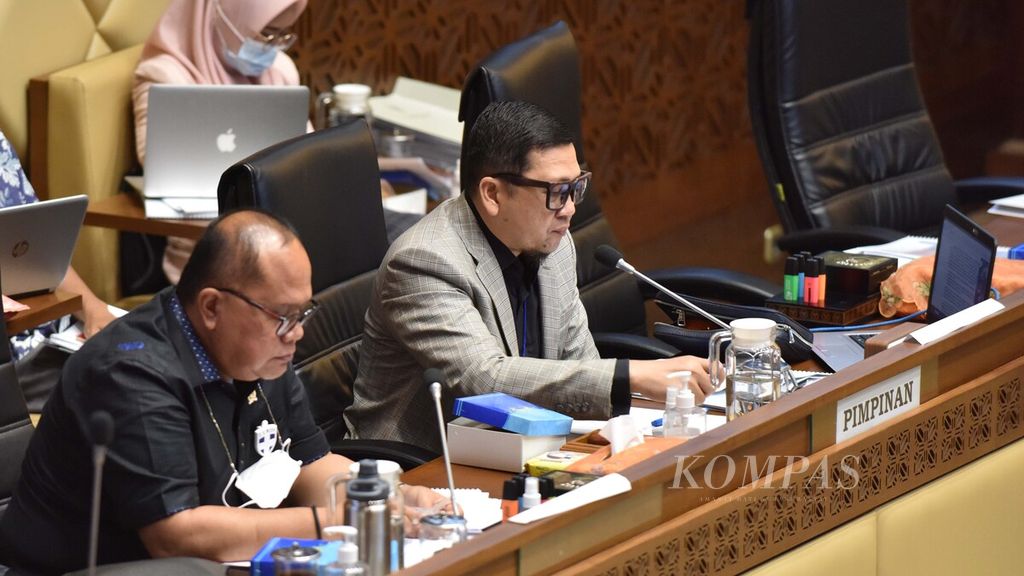 Ketua Komisi II DPR Ahmad Doli Kurnia (kanan) didampingi wakilnya, Junimart Girsang, memimpin rapat di Kompleks Parlemen, Senayan, Jakarta, Rabu (24/3/2021). 