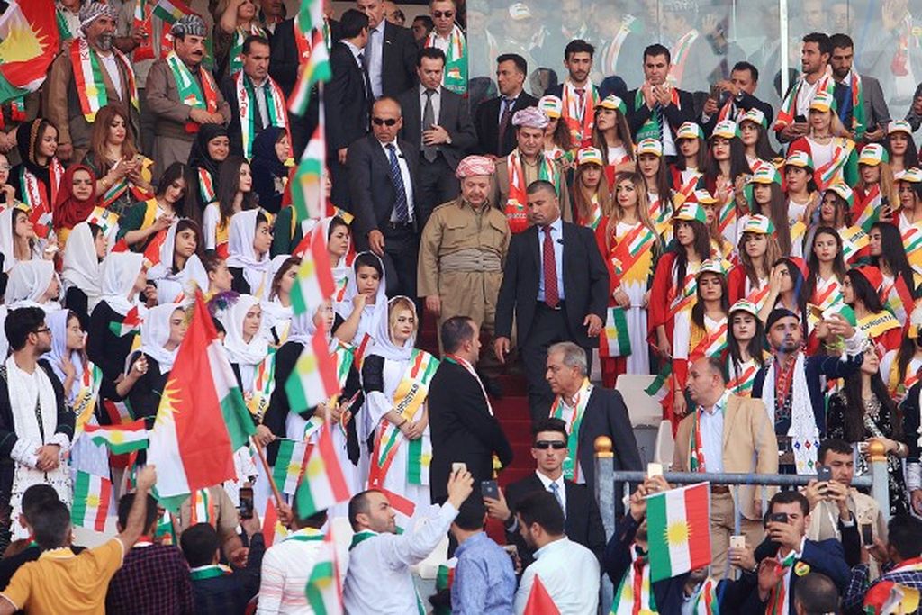 Presiden Wilayah Otonomi Kurdistan Irak  Masoud Barzani (tengah) hadir dalam kampanye mendukung referendum Kurdi 25 September di Zakho, Irak, Kamis (14/9). Kurdistan Irak akhirnya melunak dan mempertimbangkan  untuk menunda referendum. 