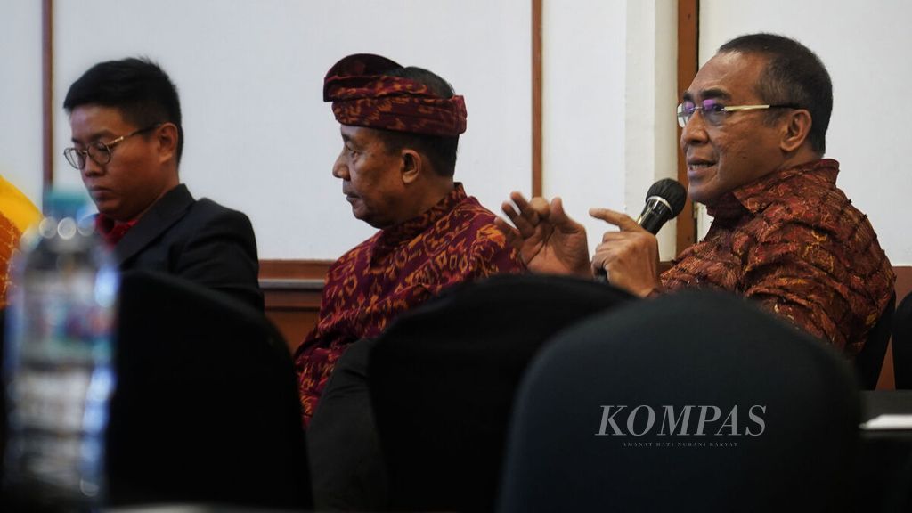 Sekretaris Umum PGI Pendeta Jacky Manuputty (kanan) saat menyampaikan pandangannya pada diskusi Pencegahan Politisasi SARA Bersama Organisasi Lintas Iman di Grand Sahid Jaya, Jakarta, Sabtu (25/3/2023). 