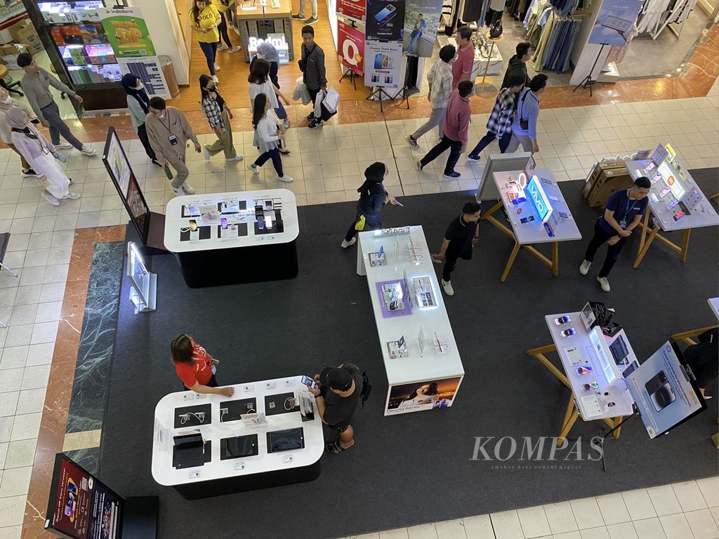 Aktivitas pusat perbelanjaan di Kuningan, Jakarta Selatan, Kamis (7/9/2023). Sampai Juli 2023, tren belanja masyarakat mencatat angka 168,1 atau tumbuh 31,8 persen secara tahunan dibandingkan dengan periode yang sama tahun lalu. Laju belanja masyarakat itu diperkirakan akan terus meningkat di sisa tahun ini, mendekati masa kampanye pemilu.