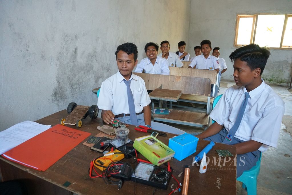 Siswa kelas II Teknik Elektronika Industri SMK Ondak Jaya, Lombok Timur, Nusa Tenggara Barat, mengikuti pelajaran praktik membuat remote untuk miniatur mobil mainan anak-anak.