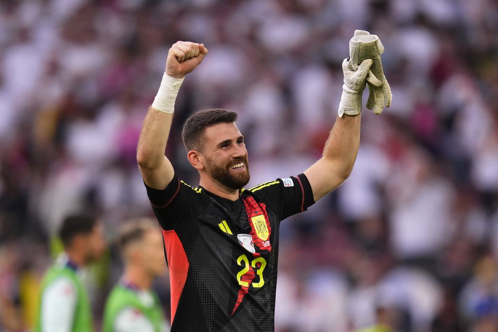 Penjaga gawang Spanyol Unai Simon melakukan selebrasi setelah pertandingan babak perempat final Piala Eropa 2024 antara Jerman dan Spanyol di Stuttgart, Sabtu (6/7/2024).