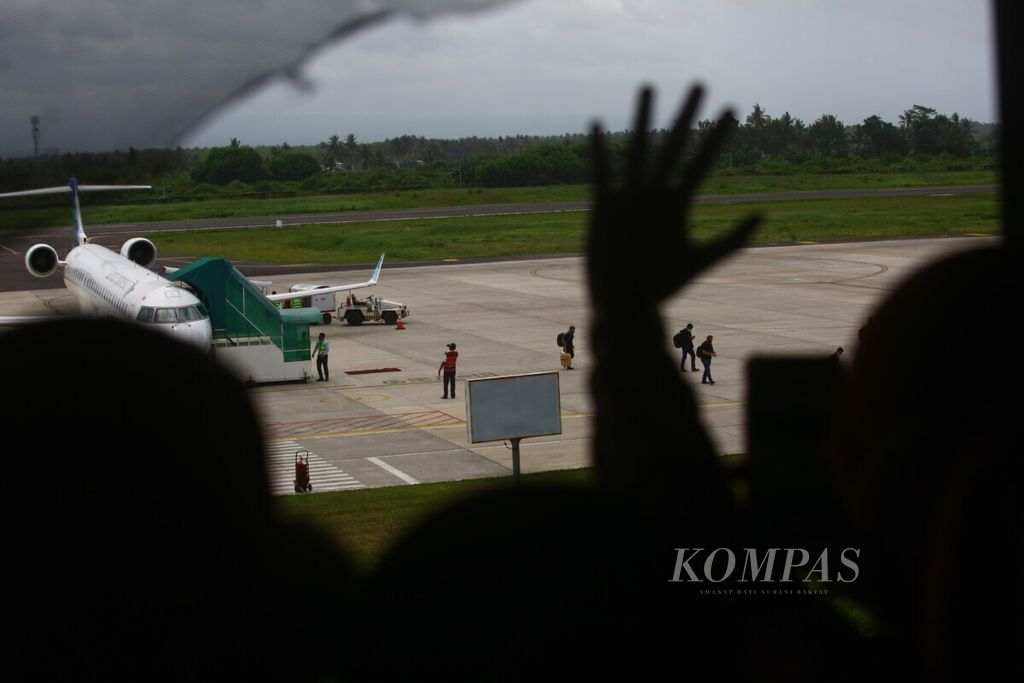 Penjemput menunggu keluarganya yang baru saja mendarat di Bandara Banyuwangi, Sabtu (16/5/2020). 