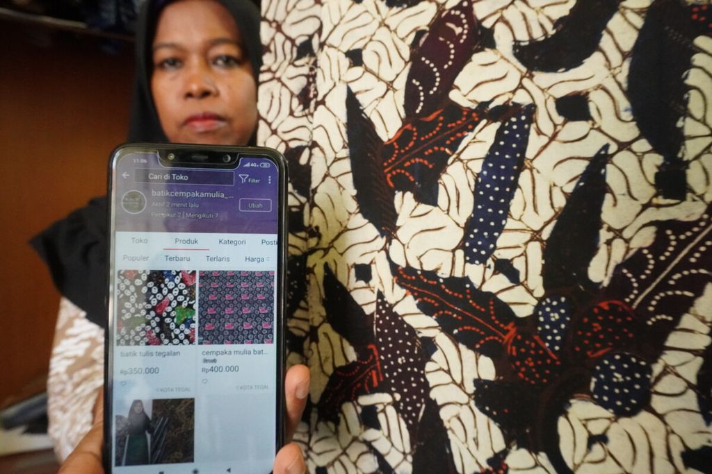 Pebatik sedang menunjukkan tokonya di salah satu platform e-dagang, Kamis (7/11/2019) di Griya Batik Cempaka Mulia, Kota Tegal, Jateng. Pebatik Tegalan menyiasati perkembangan teknologi dengan cara mengikuti pelatihan untuk mempersiapkan diri menghadapi pasar digital.