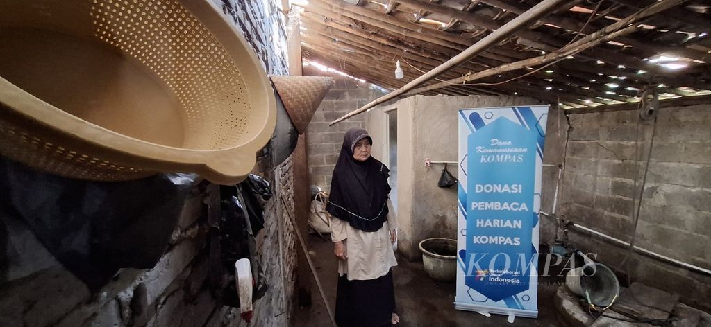 Resih (62), warga Kecamatan Pakuhaji, Kabupaten Tangerang, Banten, di depan toilet bantuan Yayasan Dana Kemanusiaan Kompas (YDKK), Rabu (19/6/2024). Dalam program sanitasi sehat, YDKK menggandeng Institut Kewarganegaraan Indonesia (IKI) dan Kelompok Swadaya Masyarakat (KSM) Putra Pakuhaji membangun fasilitas jamban sehat dari dana pembaca harian <i>Kompas</i>/Kompas.id. 