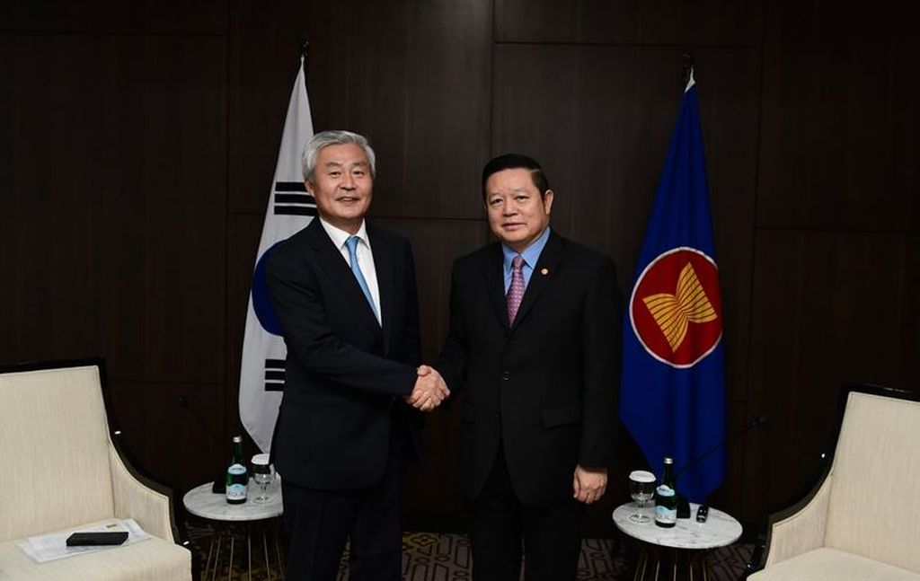 Duta Besar Misi Republik Korea untuk Himpunan Bangsa-bangsa Asia Tenggara (ASEAN) Kwon Hee-seog (kiri) melakukan kunjungan untuk memperkenalkan diri kepada Sekretaris Jenderal ASEAN Kao Kim Hourn yang baru dilantik di Sekretariat ASEAN, Jakarta, pada tanggal 17 Januari 2023.