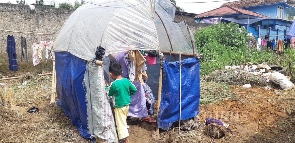 Tenda mandi, cuci, kakus di salah satu pengungsian korban gempa di Desa Ciputri, Kecamatan Pacet, Kabupaten Cianjur, Jawa Barat, Minggu (27/11/2022).
