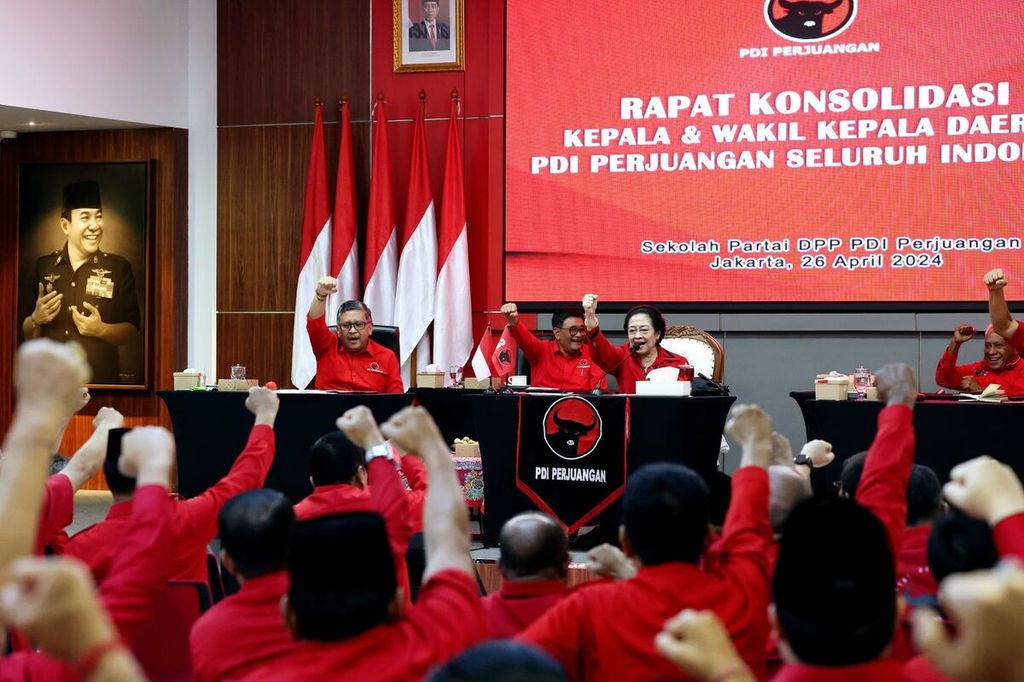 Rapat koordinasi PDI-P dengan para kepala daerah dan wakil kepala daerah dari PDI-P yang dilaksanakan secara tertutup di Gedung Sekolah Partai di Lenteng Agung, Jakarta, Jumat (26/4/2024). Rapat ini dipimpin langsung oleh Ketua Umum PDI-P Megawati Soekarnoputri.