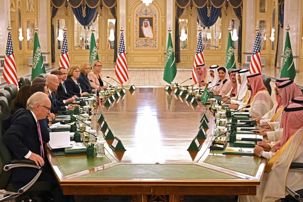 Presiden AS Joe Biden (tengah, kiri) dan delegasi AS menggelar pertemuan dengan Putra Mahkota Arab Saudi Pangeran Mohammed bin Salman (tengah, kanan) dan jajarannya di Istana Al Salam, Jeddah, Arab Saudi, 15 Juli 2022. 