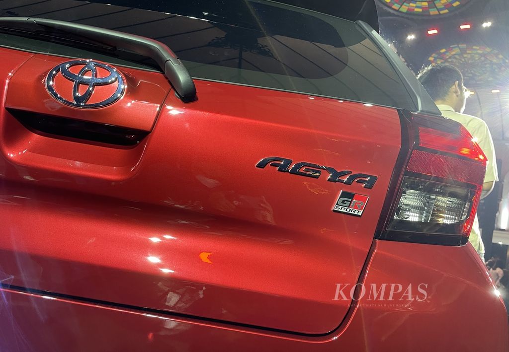 Emblem pada bagian belakang Toyota Agya GR Sport.