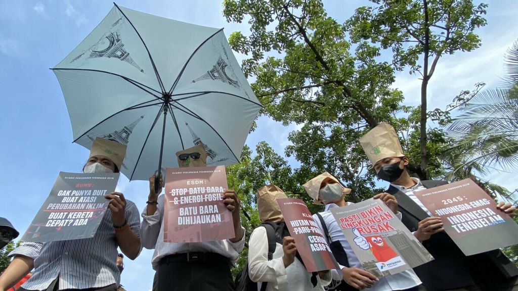 Aktivis lingkungan yang tergabung dalam Aliansi Perlawanan Perubahan Iklim melakukan unjuk rasa di Jalan Merdeka Selatan, Jakarta, Jumat (5/11/2021). Mereka meminta pemerintah melakukan aksi nyata untuk menghentikan krisis iklim global. 
