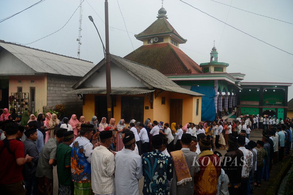 Kemeriahan Idul Fitri saat warga menjalankan tradisi silaturahim antarumat beragama di Dusun Tekelan, Desa Batur, Kecamatan Getasan, Kabupaten Semarang, Jawa Tengah, Senin (2/5/2022). 