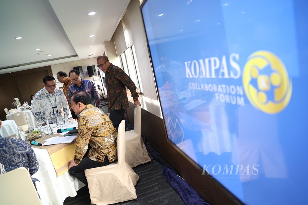 Ketua Komisi Pemilihan Umum Hasyim Asy'ari (kanan) bersama CEO Citi Indonesia Batara Sianturi (duduk) dan didampingi Pemimpin Redaksi Harian <i>Kompas</i> Sutta Dharmasaputra (kedua dari kanan) menjadi pembicara dalam Kompas Collaboration Forum di Gedung Kompas Gramedia, Jakarta, Jumat (26/1/2024). 