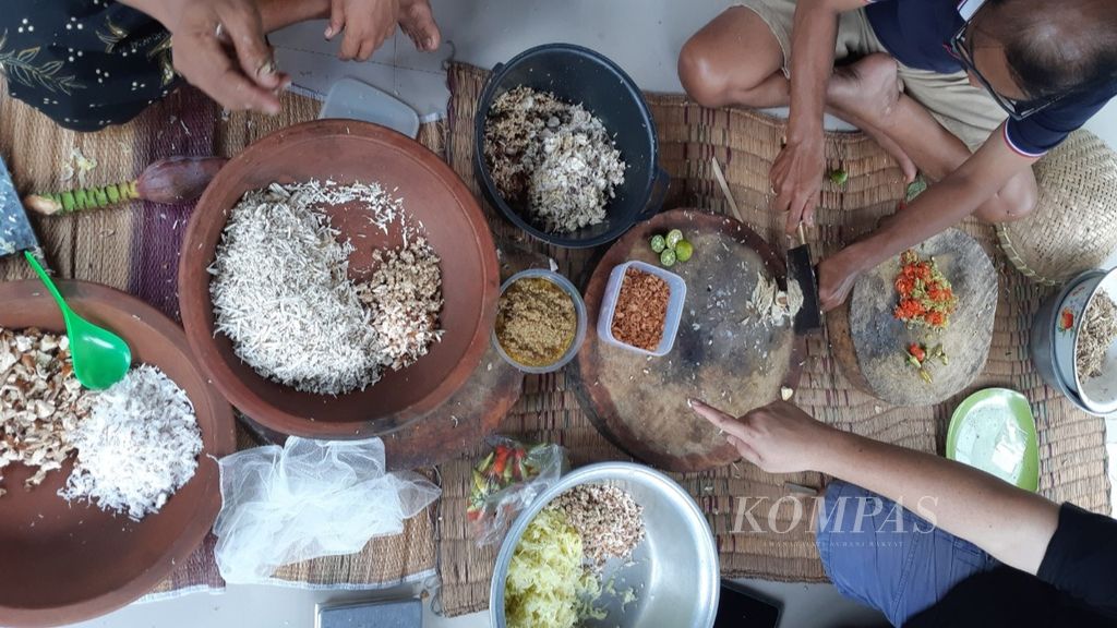 Tim ekspedisi Pusaka Rasa Nusantara mendokumentasikan cara membuat lawar, makanan khas dari Bali, ketika berada di Desa Paksebali, Kecamatan Dawan, Kabupaten Klungkung, Kamis (30/6/2022).