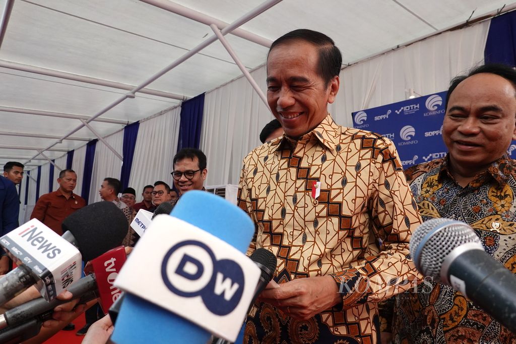 Presiden Joko Widodo memberikan keterangan pers seusai meresmikan Indonesia Digital Test House (IDTH) di Balai Besar Pengujian Perangkat Telekomunikasi Depok, Jawa Barat, Selasa (7/5/2024).