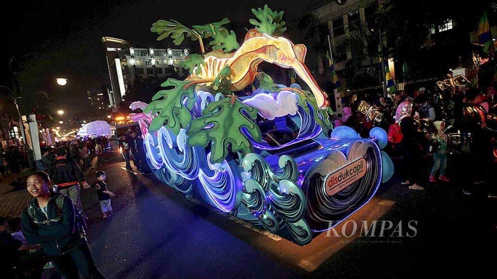 Sejumlah kendaraan hias dan warga yang menggunakan kostum berlampu ikuti pawai karnaval Light Festival 2017 di Jalan Asia Afrika, Bandung, Jawa Barat, Sabtu (28/10) malam. Pawai kendaraan hias berlampu ini disambut ribuan warga yang memadati sekitar area pawai kendaraan berlampu dengan tema laut ini. 