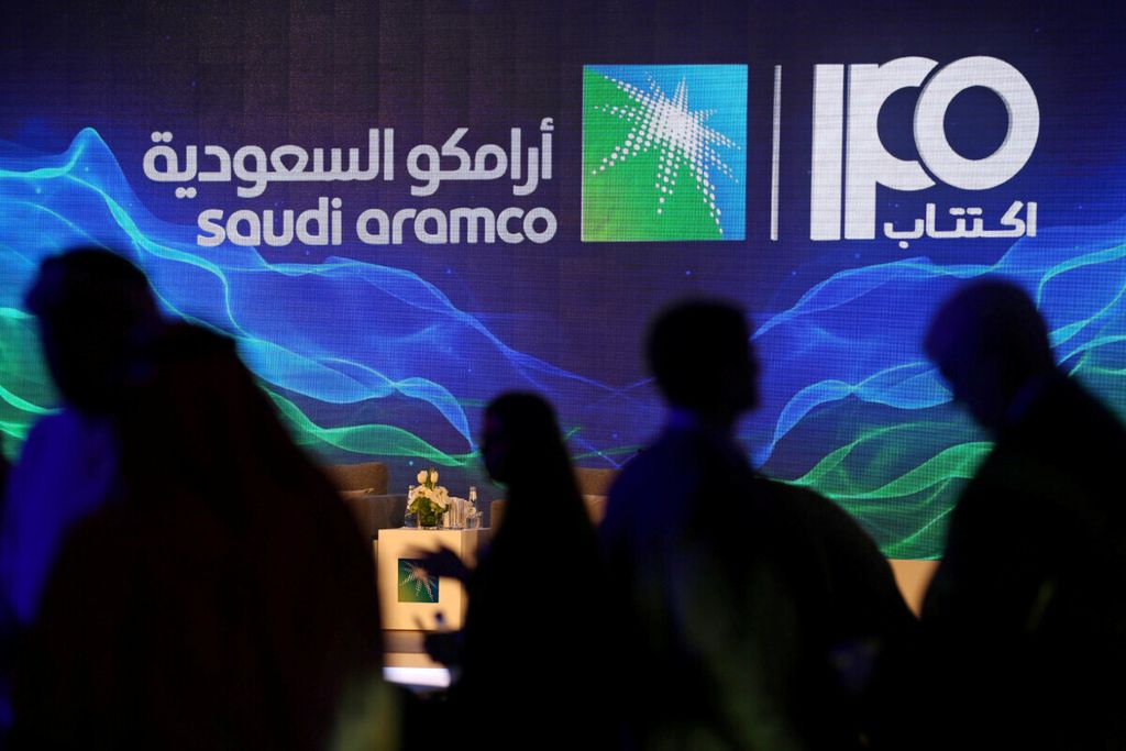 Tanda penawaran saham perdana (IPO) Saudi Aramco terpampang saat konferensi pers perusahaan minyak Arab Saudi di Plaza Conference Center, Dhahran, Arab Saudi, 3 November 2019.