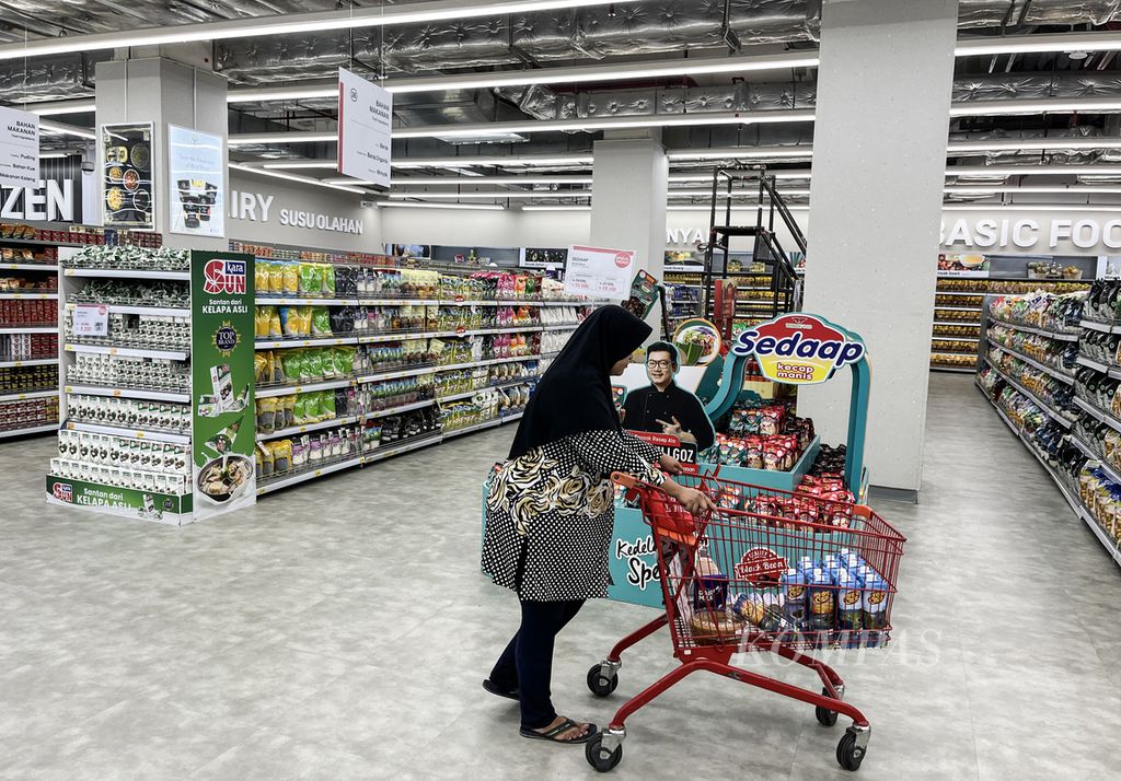 Pengunjung berbelanja di supermarket ritel di kawasan Kebayoran Lama, Jakarta Selatan, Jumat (10/5/2024). 