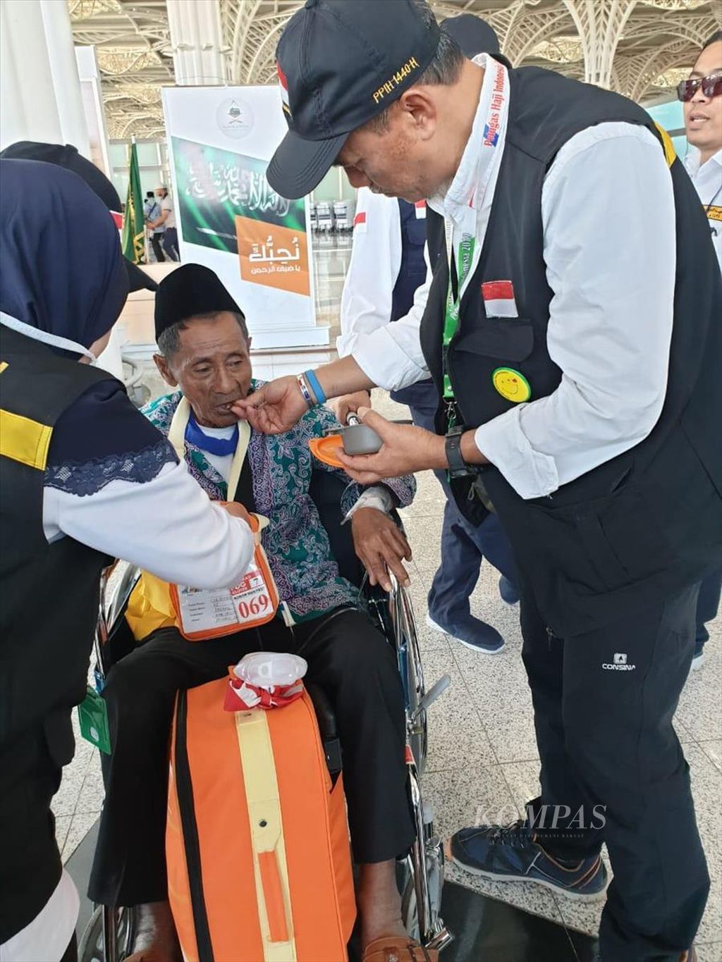 Foto ilustrasi. Seorang petugas kesehatan haji menangani jemaah lansia. Usia lanjut termasuk kelompok yang rentan mengalami patah tulang.